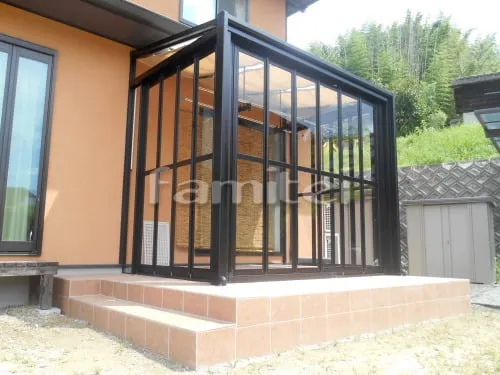 木津川市 リフォーム部分工事 ガーデンルーム LIXILリクシル フィリア2 サンルーム F型フラット屋根 内部日除け 竿掛け タイルデッキ LIXILリクシル グレイスランド300角 GRL-4 階段ステップ1段