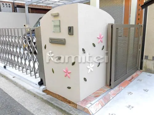 西宮市 新築ナチュラル クローズ外構 門柱 アプローチ 門扉 芝生 カーポート 土間コンクリート 植栽 テラス屋根 洗い場 化粧ブロック積み花壇 ハウスステップ