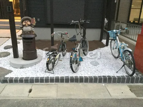 草津市 新築和モダン オープン外構 角柱 白玉砂利 土間コンクリート ウッドデッキ 芝生張り 姫高麗芝