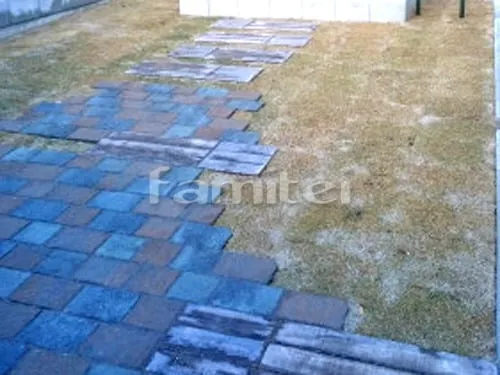 岩出市 新築ナチュラル オープン外構 玄関まわり 門柱 枕木 コンクリート製 玄関アプローチ 石畳み敷 東洋工業TOYO ガンデブリック 芝生張り 姫高麗芝 駐車場ガレージ床 土間コンクリート