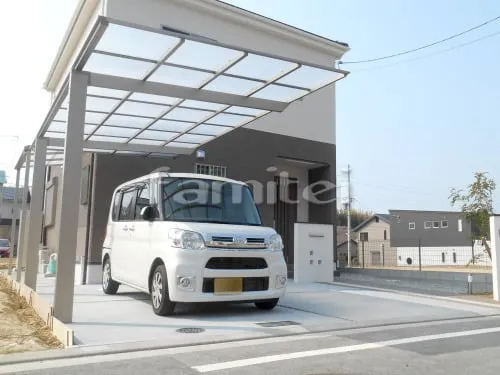 木津川市 新築シンプル オープン外構 玄関まわり 門柱 アプローチ 植栽 ガレージまわり 駐車場屋根 土間コンクリート テラス屋根 バラス タイルデッキ