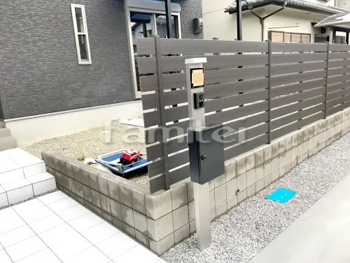 北葛城郡河合町 新築ベーシック オープン外構 玄関アプローチ 床タイル貼り TCHIC ラーバ300角 LV-81 機能門柱 YKKAP ポストユニット シンプレオ1型 木製調目隠しフェンス塀 F&F マイティウッド 横板貼り 駐車場ガレージ床 土間コンクリート