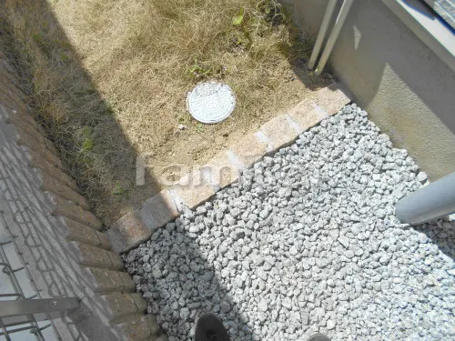 奈良市 リフォーム部分工事 カーポート YKKAP レイナポートグラン 1台用(単棟) R型アール屋根 お庭 本物そっくり人工芝 防草シート加工 犬走り 防犯砂利敷き バラス砕石 防草シート加工 見切り石 ピンコロ石