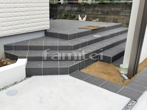 北葛城郡広陵町 新築シンプル オープン外構 門柱 塗り壁 エスケー化研 ベルアート塗装 表札 YKKインターホンカバーユニットC規格型 郵便受けポスト G3型 木製調デザインアルミ角柱 プランパーツ 玄関アプローチ階段 床タイル貼り グレイスランド 駐車場ガレージ床 土間コンクリート バラス砕石目地 土留め 目隠しフェンス塀 F&F マイティフェンス 境界フェンス塀 LIXILハイグリッドフェンス