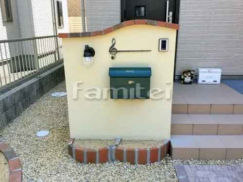 野洲市 新築ナチュラル オープン外構 洋風門柱 レンガ笠木 郵便受けポスト 表札灯ライト照明 玄関アプローチ 床レンガ敷き 砂利敷き カーポート 土間コンクリート 草目地 タイルデッキ 花壇