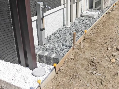 尼崎市 新築ベーシック オープン外構 モダン門柱 壁タイル貼り LIXILリクシル セラヴィオS CSS-6 丸三タカギ アクリルベース黒アルミ表札ミニ エーデル EDE-Y-2 駐車場ガレージ床 土間コンクリート 伸縮目地 雨除け屋根 LIXILリクシル スピーネ 1階用 F型フラット屋根 物干し 特殊加工 斜めカット