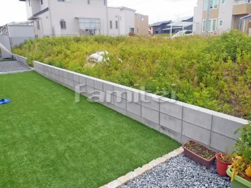 木津川市 リフォームナチュラル オープン外構 ガラス表札 塗り壁 アルミ笠木 木製調デザインアルミ角柱 ピンコロ石花壇 シンボルツリー 境界フェンス塀 人工木材ウッドデッキ 本物そっくり人工芝 土留め