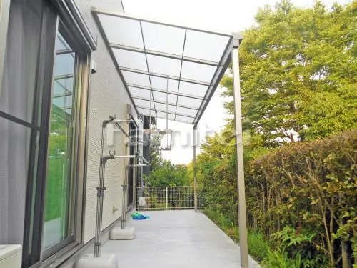 奈良市 新築ナチュラル オープン外構 モダン門柱塗り壁 アルミ笠木 門柱灯エントランスライト照明 表札 郵便受けポスト 玄関アプローチ バラス砕石 防草シート加工 土留め化粧ブロック塀 駐車場ガレージ床 土間コンクリート 伸縮目地 目隠しフェンス塀 LIXILセレビューRP3型 雨除け屋根 スピーネ1階 イナバ物置