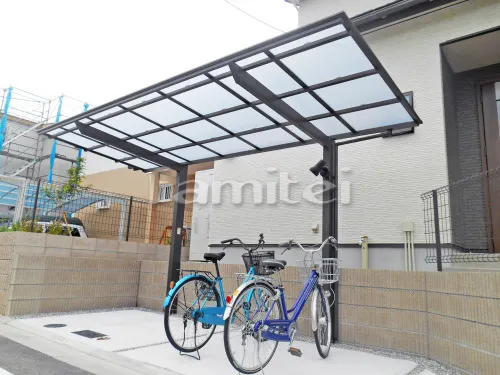 木津川市 新築シンプル オープン外構 モダン門柱 壁タイル貼り 表札灯照明 玄関アプローチ階段 自転車バイク屋根 駐車場ガレージ床 土間コンクリート バラス砕石目地 駐車場セキュリティライト照明 カーポート スロープ お庭ステップ 見切り石 レンガ囲い水受け 境界フェンス塀 芝生張り シンボルツリー