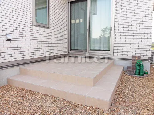 三田市 お庭リフォーム アプローチ階段手摺り(手すり) 木製調デザインアルミ角柱 雨除け屋根 タイルデッキ 生垣 犬走り 土間コンクリート 防犯砂利敷き 防草シート加工