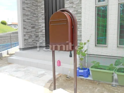 新築ナチュラル オープン外構 玄関まわり 門袖 アプローチ カーポート 土間コンクリート 目隠しフェンス ポスト 立水栓 照明 物置 テラス屋根