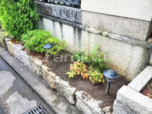 木津川市 リフォーム工事 お庭 ピンコロ石花壇 カーブ曲線デザイン 本物そっくり人工芝 防草シート加工 立水栓 ユニソン スプレスタンド チョコブラウン 蛇口2個 水受け(パン) 洗い場 グランデパン 545 テンド オタフクナンテン 低木 植栽 犬走り 床平板敷き 平板貼り ミカゲ敷石 防犯砂利敷き バラス砕石 防草シート加工