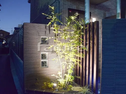 松原市 新築ハイクラス セミクローズ外構 モダン門柱 壁タイル貼り LIXILはるかべくん 細割ボーダー  ガラスブロック 郵便受けポスト レンガ花壇 ユニソンカルタブリック シンボルツリー シマトネリコ 玄関門扉 ジオーナSA型 玄関アプローチ 床タイル貼り カーポート YKKエフルージュ横3台 プラスG Gフレーム 物置ガーデンストレージ 目隠しフェンス塀 化粧ブロック ユニソン ジャスティ