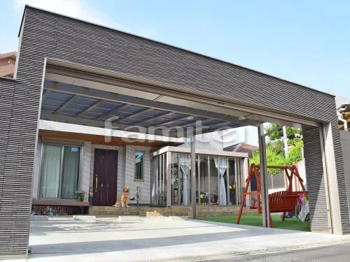 高石市 新築ハイクラス クローズ外構 アプローチ 床洗い出し仕上げ ジャミ 玄関エントランスライト照明 TAKASHOタカショー シンプルLEDポールライト11型 シンボルツリー シマトネリコ 常緑樹 植栽