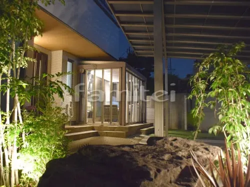 高石市 新築ハイクラス クローズ外構 アプローチ 床洗い出し仕上げ ジャミ 玄関エントランスライト照明 TAKASHOタカショー シンプルLEDポールライト11型 シンボルツリー シマトネリコ 常緑樹 植栽