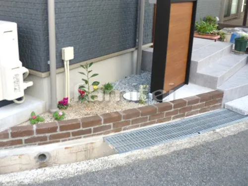 箕面市 新築ナチュラル オープン外構 門柱 レンガ積み花壇 ポーチ テラス屋根 ウッドデッキ