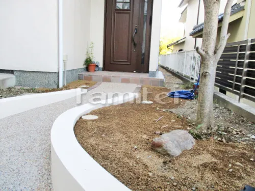 宝塚市 玄関まわり リフォーム 玄関鋳物門扉 LIXILリクシル ラフィーネ4型 04・08-10 親子両開き 門袖 塗り壁 蹴上げ縁レンガライン 玄関アプローチ 床洗い出し仕上げ ジャミ 見切りレンガ 土留め 塗り壁 R加工カーブ曲線デザイン