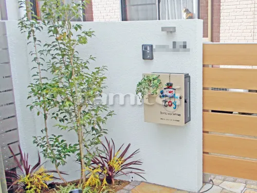 泉大津市 リフォームナチュラル セミクローズ外構 木製調手動跳ね上げ式門扉 洋風門柱 塗り壁 表札灯ライト照明 木製調玄関引き戸門扉 玄関アプローチ 床石貼り 乱形石 カーポート 駐車場ガレージ床 土間コンクリート 激安目隠しフェンス塀 人工木材ウッドデッキ シンボルツリー 化粧砂利 植栽灯ガーデンライト照明 レンガ花壇 植栽 溝蓋