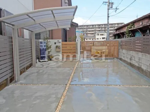 泉大津市 リフォームナチュラル セミクローズ外構 木製調手動跳ね上げ式門扉 洋風門柱 塗り壁 表札灯ライト照明 木製調玄関引き戸門扉 玄関アプローチ 床石貼り 乱形石 カーポート 駐車場ガレージ床 土間コンクリート 激安目隠しフェンス塀 人工木材ウッドデッキ シンボルツリー 化粧砂利 植栽灯ガーデンライト照明 レンガ花壇 植栽 溝蓋