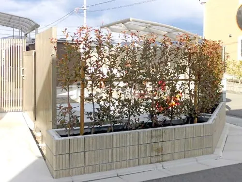 和歌山市 リフォーム外構工事 引き戸門扉 レナード4型 生垣 レッドロビン 化粧ブロック ステラシリーズ リゲル 目隠しフェンス塀 YKKAP シンプレオ13型 自転車バイク屋根 レイナポートグランミニ 駐輪場屋根 サイクルポート ヨド物置 エルモ LMD2215 野外物置き 収納庫 倉庫 お庭 床平板敷き クリアル300角 ガンデブリック