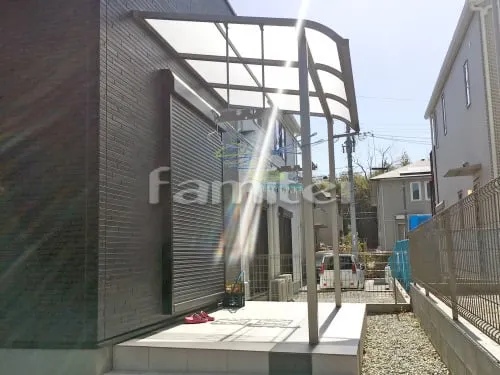 木津川市 リフォーム部分工事 洗濯物干し屋根 LIXILリクシル スピーネ 1階用 R型アール屋根 物干し タイルデッキ LIXILリクシル グレイスランド300角 MA-11 MA-12 階段ステップ1段