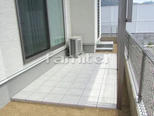 姫路市 新築ナチュラル オープン外構 玄関アプローチ 床石貼り 乱形石 石英岩 フラミンゴ 縁レンガライン カーポート YKKAP レイナポートグラン 横2台用(ワイド ツイン) R型アール屋根 土間コンクリート タイルデッキ LIXILリクシル フィオ300角 FIO-11