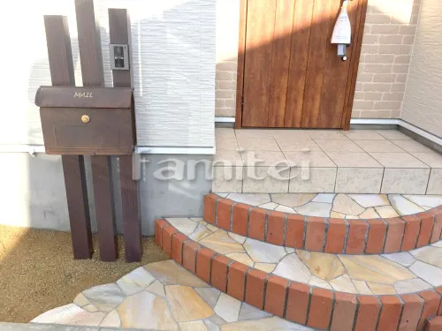 香芝市 外構工事 玄関まわり 門柱 木製調デザインアルミ角柱 プランパーツ 角材 アプローチ 床石貼り 乱形石 石英岩 蹴上げ縁レンガライン 駐車場ガレージ床 土間コンクリート レンガ目地