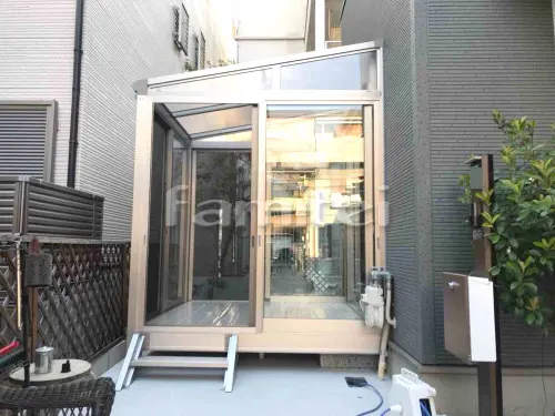 大阪市 エクステリア工事 ガーデンルーム YKKAP サンフィール3 F型フラット屋根 テラス囲い サンルーム 網戸 階段ステップ1段 門扉 LIXILリクシル プレスタ3型 3枚折戸 08・09・09-12