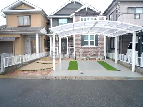 東近江市 新築ナチュラル オープン外構　玄関アプローチ 床石貼り 乱形石 石英岩 床洗い出し仕上げ ジャミ 草目地 タマリュウ アプローチ インターロッキング敷き 東洋工業TOYO ガンデブリック コンクリート製枕木(擬木) ニッコー リアルウッドランバー カーポート YKKAP レイナポートグラン 横2台用(ワイド ツイン) R型アール屋根