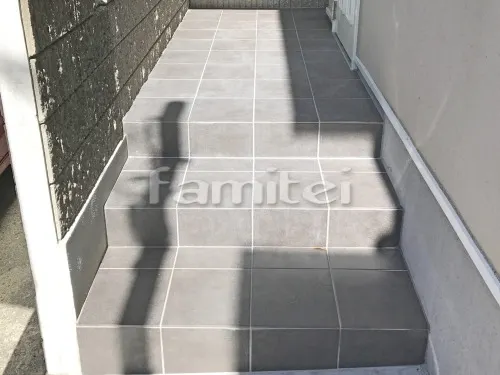 神戸市東灘区 リフォーム外構工事 玄関ポーチ 床タイル貼り マルモアート300角 MA-12 人工木ウッドデッキ YKKAP リウッドデッキ200 階段ステップ1段 洗濯干し屋根 YKKAP ヴェクターテラス屋根(ベクター) 1階用 R型アール屋根 物干し