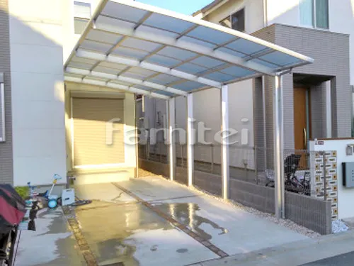 枚方市 リフォーム庭園工事 カーポート 三協アルミ カムフィエース 縦1.5台用(1台+延長 縦連棟) R型アール屋根 木製調目隠しフェンス塀 ナチュラルウッド プランパーツ アルミ平板 木目調ウォール タイルデッキ LIXILリクシル マルモアート300角 MA-11