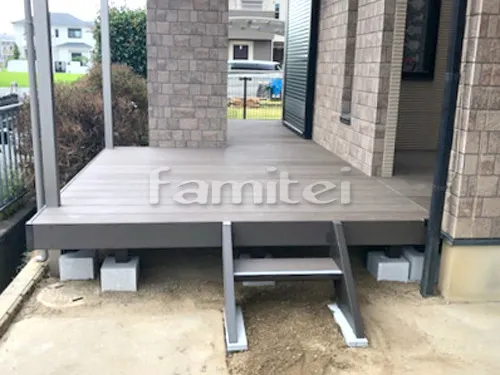 和泉市 庭工事 カーポート LIXILリクシル ネスカF 縦1.5台用(1台+延長 縦連棟) F型フラット屋根 人工木材ウッドデッキ LIXILリクシル 樹ら楽ステージ(きらら) 樹脂 階段ステップ1段 雨除け屋根 LIXILリクシル スピーネ 1階用 F型フラット屋根