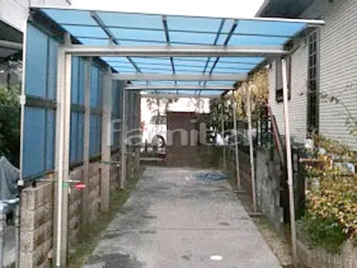 堺市東区 エクステリア工事 カーポート 三協アルミ ニューマイリッシュ 縦2台用(縦連棟) F型フラット屋根 前下がり 逆勾配 目隠しパネル(側面 サイド) サポート柱