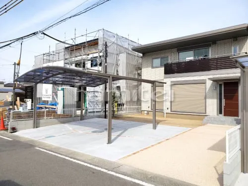 海南市 新築ベーシック オープン外構 玄関アプローチ 床樹脂洗い出し仕上げ ワイズ ストーンパス カーポート LIXILリクシル ネスカR 横2台用(ワイド ツイン) R型アール屋根 土間コンクリート レンガ目地