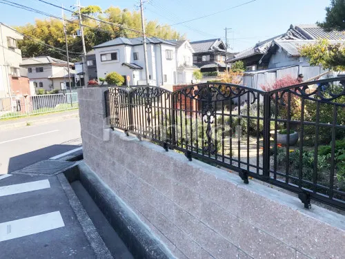 和泉市 エクステリア工事 門扉 YKKAP アルミ折戸門扉 S-1型 09-12 鋳物フェンス LIXILリクシル キャスティナD型 化粧ブロック ユニソン シャモティ