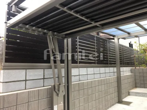 堺市南区 エクステリア工事 カーポート LIXILリクシル ネスカF 横2台用(ワイド ツイン) F型フラット屋根 電動跳ね上げ式門扉 木製調ワイドオーバードアS1型 横2台用 アップゲート 木製調フェンス塀 LIXILリクシル セレビューRP3型 下部ふさぎ板 雨除け屋根 独立式フーゴFテラス 1階用 F型フラット屋根 目隠しパネル(側面 サイド)2段