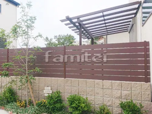 宝塚市 エクステリア工事 フル木製調テラス屋根 YKKAP サザンテラス パーゴラタイプ 1階用 F型フラット屋根 目隠しフェンス塀 F&F マイティウッド 平板 樹脂