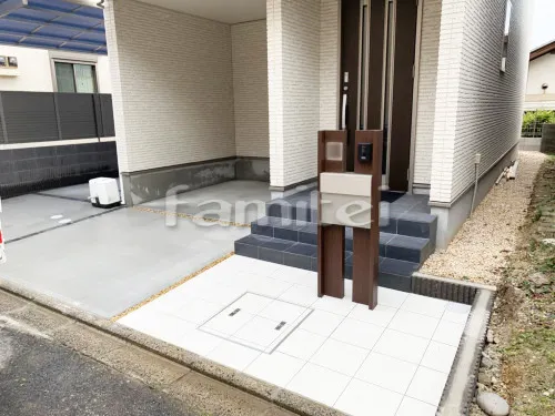 大津市 新築ベーシック オープン外構　カーポート YKKAP レイナポートグラン 縦2台用(縦連棟) R型アール屋根 駐車場ガレージ床 土間コンクリート レンガ目地 