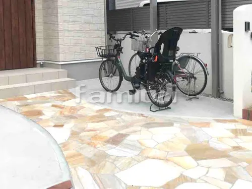 池田市 新築ナチュラル オープン外構　門柱 塗り壁 マリンライト 玄関アプローチ 床石貼り 乱形石 石英岩 自転車バイク屋根 YKKAP レイナポートグランミニ 駐輪場屋根 サイクルポート R型アール屋根