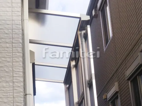 八幡市 エクステリア工事 カーポート YKKAP レイナポートグラン 横2台用(ワイド ツイン) R型アール屋根 雨除け屋根 YKKAP ソラリアテラス屋根 1階用  F型フラット屋根 目隠しパネル(前面 正面) ベランダ屋根 YKKAP ソラリアテラス屋根 2階用 F型フラット屋根