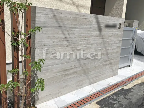 大阪市 外構工事 門柱 タカショー セラウォール RC杉板目 宅配ボックス LIXILリクシル  スマート宅配ポストTA 引戸門扉 アーキスライドF型 15-12 シンボルツリー ホンコンエンシス 木製調アルミ角柱 デザイナーズパーツ スポットライト パナソニック LGW40081 玄関アプローチ 乱形石 溝蓋(みぞふた) 法山 HYU-150 犬走り 砂利敷き バラス砕石 防草シート加工
