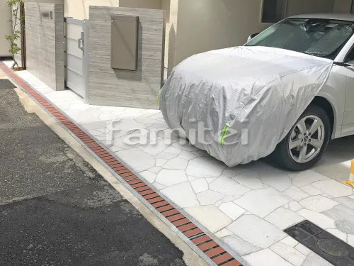 大阪市 外構工事 門柱 タカショー セラウォール RC杉板目 宅配ボックス LIXILリクシル  スマート宅配ポストTA 引戸門扉 アーキスライドF型 15-12 シンボルツリー ホンコンエンシス 木製調アルミ角柱 デザイナーズパーツ スポットライト パナソニック LGW40081 玄関アプローチ 乱形石 溝蓋(みぞふた) 法山 HYU-150 犬走り 砂利敷き バラス砕石 防草シート加工