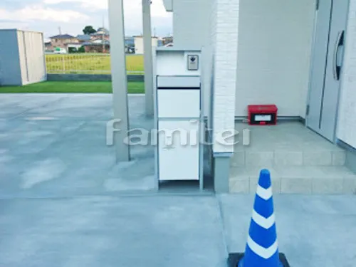 守山市 新築ベーシック オープン外構 機能門柱 Panasonicパナソニック アーキフレームF 宅配ボックス付き ミドルタイプ シンボルツリー オリーブ 常緑樹 植栽 カーポート YKKAP エフルージュグラン 横2台用(ワイド ツイン) F型フラット屋根 駐車場ガレージ床 土間コンクリート 伸縮目地 人工木材ウッドデッキ LIXIL木彫 樹ら楽ステージ 雨除け屋根 YKKソラリア1階 人工芝