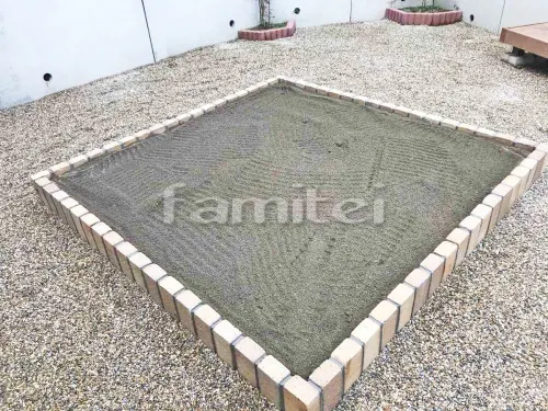 箕面市 お庭リフォーム タイルデッキ LIXILリクシル グレイスランド300角 GRL-1 GRL-4 菜園スペース ユニソン ソイルレンガ お庭 化粧砂利敷き 防草シート加工