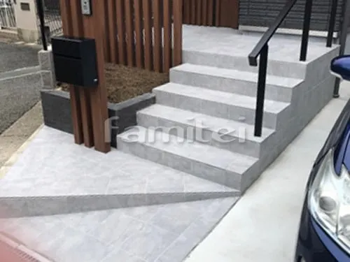 神戸市 新築ベーシック オープン外構 門柱 木製調デザインアルミ角柱 LIXILリクシル デザイナーズパーツ枕木材 玄関アプローチ階段 床タイル貼り リビエラ エタニティ300角