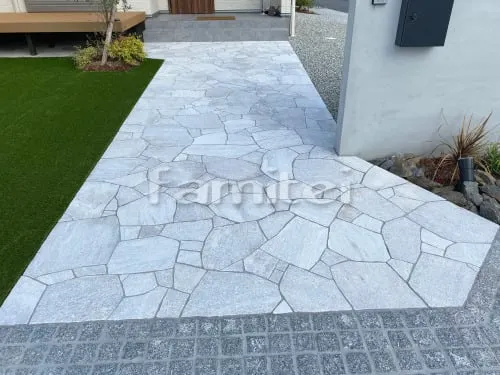 斑鳩町 新築ナチュラル オープン外構 玄関アプローチ 乱形石 人工芝 防草シート加工 カーポート LIXIL ネスカF 横2台 駐車場ガレージ床 土間コンクリート ウッドデッキ 土間コンクリート 犬走り バラス砕石 防草シート