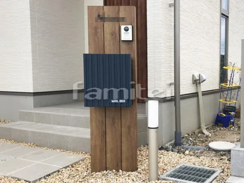 近江八幡市 新築ベーシック オープン外構 機能門柱 表札 玄関エントランスライト照明 玄関アプローチ階段 床タイル貼り カーポート 土間コンクリート 錆砂利敷きデザイン 防草シート加工 人工木材ウッドデッキ 階段ステップ 目隠しフェンス塀 境界フェンス塀 CBブロック 犬走 錆砂利敷き 防草シート加工