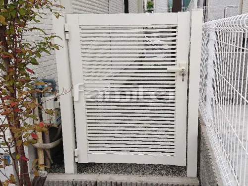 神戸市 エクステリア工事 フル木製調テラス屋根 YKKAP サザンテラス フレームタイプ 1階用 F型フラット屋根 勝手口門扉 シンプレオ1型 横太格子 12-09 片開き