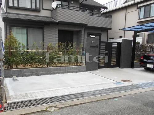 尼崎市 リフォームシンプル セミクローズ外構 モダン門柱門袖 玄関前アプローチ 床タイル貼り カーポート 着脱式サポート柱 土間コンクリート 化粧ブロック花壇 メッシュフェンス シンボルツリー