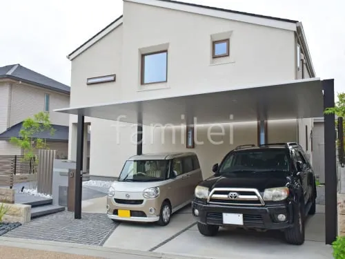 宝塚市 リフォームシンプル オープン外構 ピンコロ石貼り 玄関前アプローチ カーポート 屋根材 ダウンライト 自転車バイク屋根 サイクルポート ポリカーボネート サイドパネル1段 プランパーツ ゴロタ石 下草 低木 植栽 黒錆ゴロタ シンボルツリー 植栽灯 物置 人工芝 エアコン室外機 枡カバー